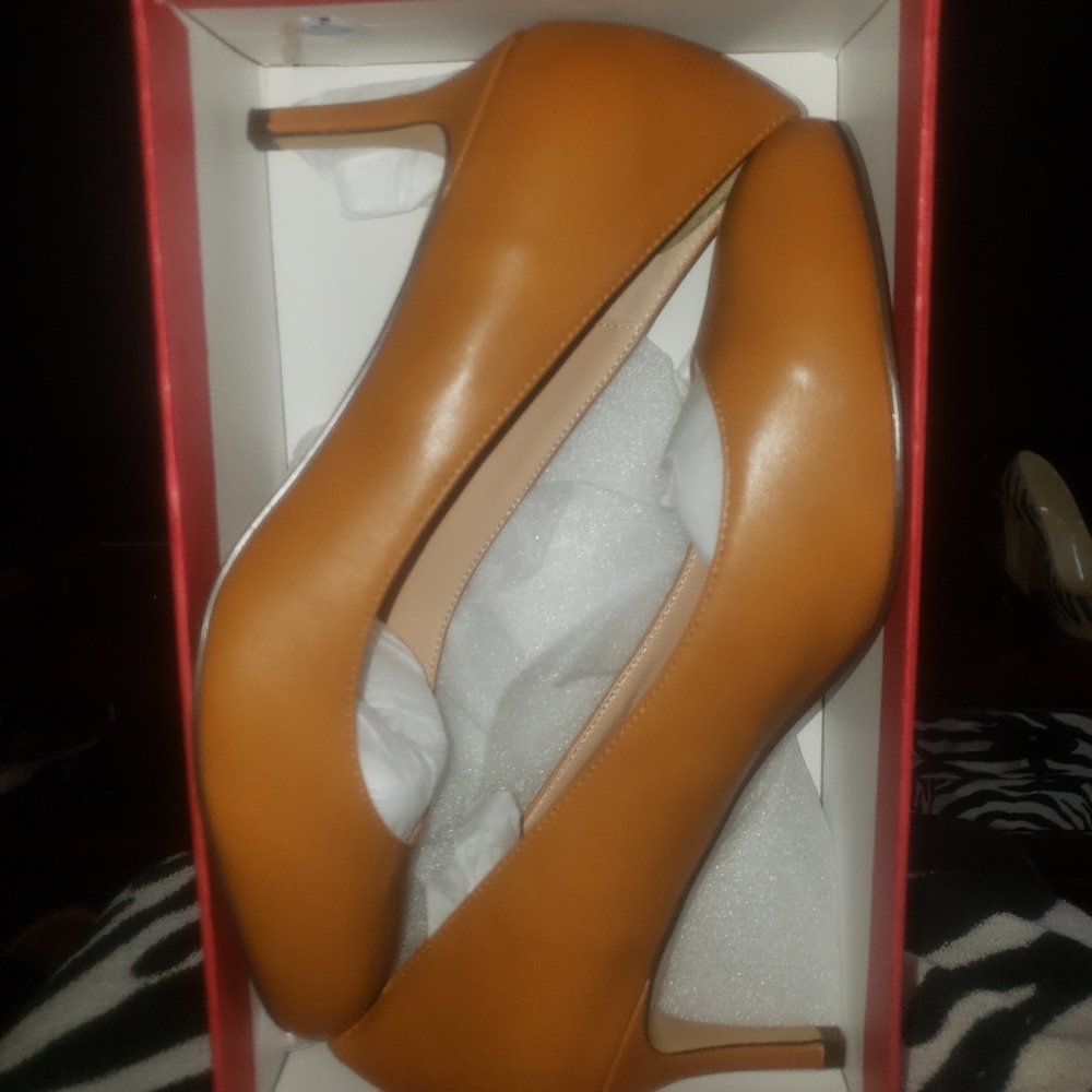 Women's Castamere Tan Round Toe Pumps